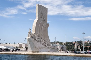 Lizbon 'daki Keşifler Anıtı üzerinde bir tur teknesinden görüntü