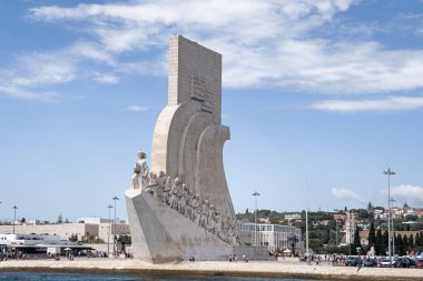 Lizbon 'daki Keşifler Anıtı üzerinde bir tur teknesinden görüntü