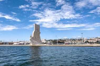 Lizbon 'daki Keşifler Anıtı üzerinde bir tur teknesinden görüntü