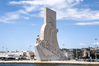 Lizbon 'daki Keşifler Anıtı üzerinde bir tur teknesinden görüntü