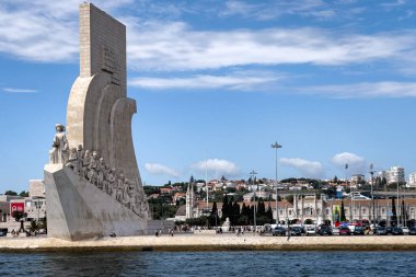 Lizbon 'daki Keşifler Anıtı üzerinde bir tur teknesinden görüntü