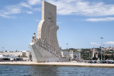 Lizbon 'daki Keşifler Anıtı üzerinde bir tur teknesinden görüntü