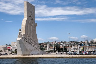 Lizbon 'daki Keşifler Anıtı üzerinde bir tur teknesinden görüntü
