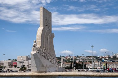 Lizbon 'daki Keşifler Anıtı üzerinde bir tur teknesinden görüntü