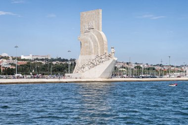 Lizbon 'daki Keşifler Anıtı üzerinde bir tur teknesinden görüntü