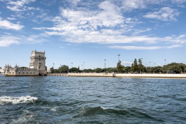 Lizbon 'daki Belem kulesinden bir tur teknesinin görüntüsü