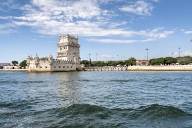 Lizbon 'daki Belem kulesinden bir tur teknesinin görüntüsü