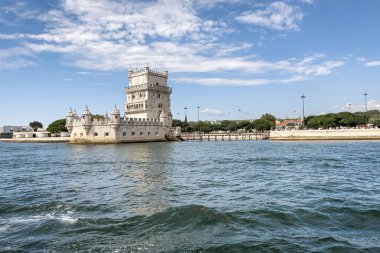 Lizbon 'daki Belem kulesinden bir tur teknesinin görüntüsü