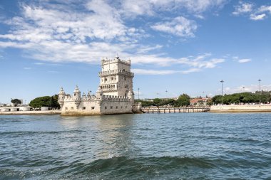 Lizbon 'daki Belem kulesinden bir tur teknesinin görüntüsü