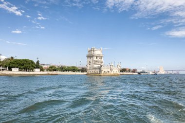 Lizbon 'daki Belem kulesinden bir tur teknesinin görüntüsü