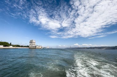 Lizbon 'daki Belem kulesinden bir tur teknesinin görüntüsü