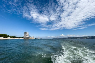 Lizbon 'daki Belem kulesinden bir tur teknesinin görüntüsü