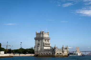 Lizbon 'daki Belem kulesinden bir tur teknesinin görüntüsü