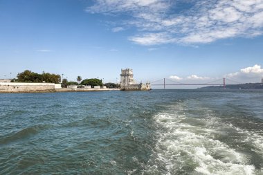 Lizbon 'daki Belem kulesinden bir tur teknesinin görüntüsü