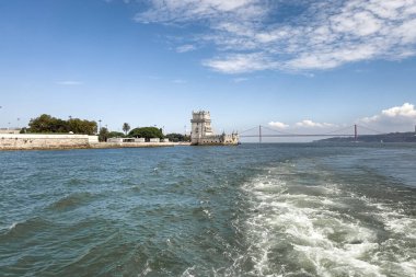 Lizbon 'daki Belem kulesinden bir tur teknesinin görüntüsü