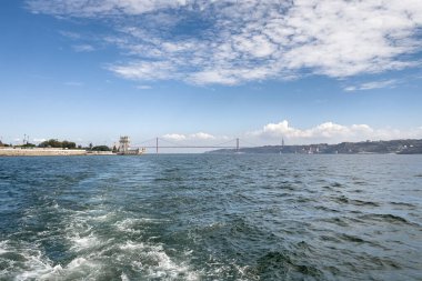 Lizbon 'daki Belem kulesinden bir tur teknesinin görüntüsü