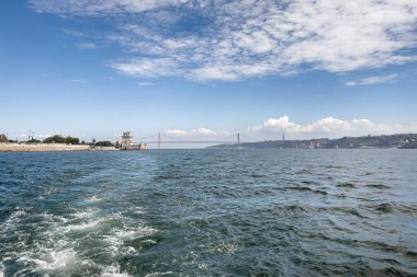 Lizbon 'daki Belem kulesinden bir tur teknesinin görüntüsü