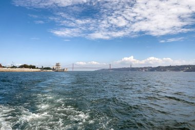 Lizbon 'daki Belem kulesinden bir tur teknesinin görüntüsü