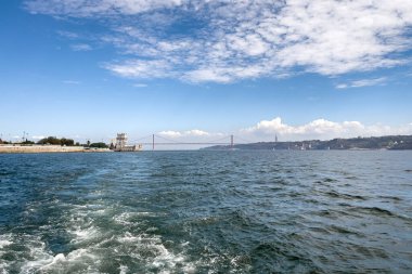 Lizbon 'daki Belem kulesinden bir tur teknesinin görüntüsü