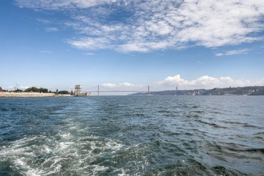 Lizbon 'daki Belem kulesinden bir tur teknesinin görüntüsü