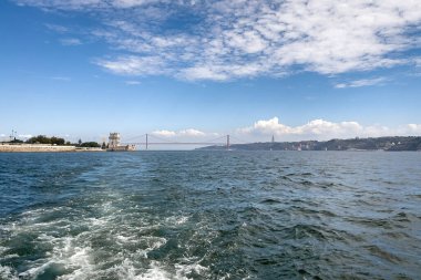 Lizbon 'daki Belem kulesinden bir tur teknesinin görüntüsü