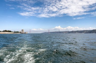 Lizbon 'daki Belem kulesinden bir tur teknesinin görüntüsü