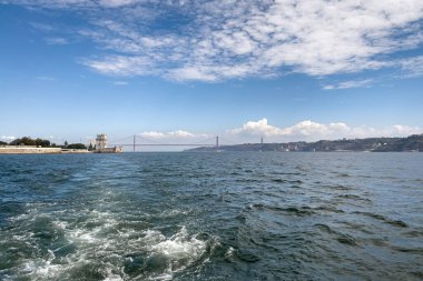 Lizbon 'daki Belem kulesinden bir tur teknesinin görüntüsü