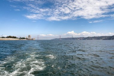 Lizbon 'daki Belem kulesinden bir tur teknesinin görüntüsü