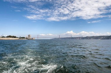 Lizbon 'daki Belem kulesinden bir tur teknesinin görüntüsü