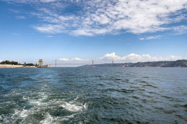 Lizbon 'daki Belem kulesinden bir tur teknesinin görüntüsü