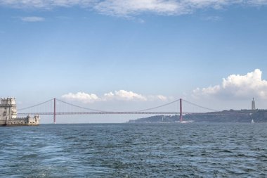 Lizbon 'daki Belem kulesinden bir tur teknesinin görüntüsü