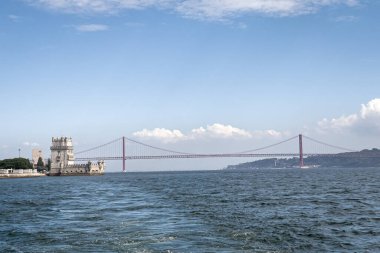 Lizbon 'daki Belem kulesinden bir tur teknesinin görüntüsü