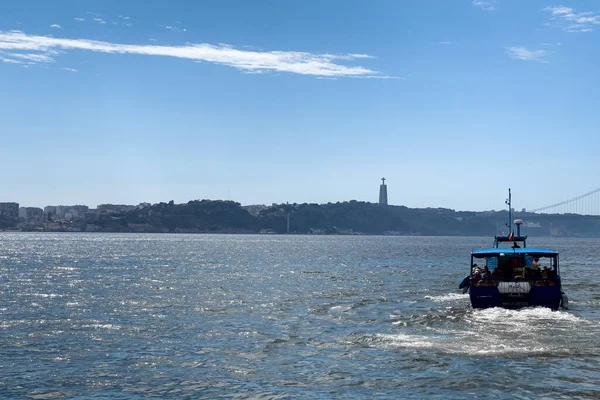 Turbåt Seglar Havet Lissabon — Stockfoto