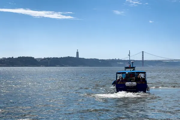 Lizbon Denizde Yüzen Bir Tekne — Stok fotoğraf