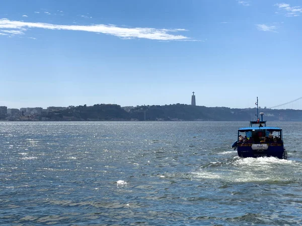 Barco Turismo Navegando Mar Lisboa — Fotografia de Stock