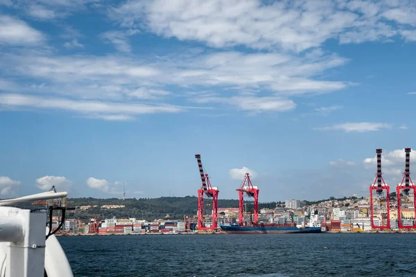 Utsikt Från Turbåt Som Passerar Lissabons Hamn — Stockfoto