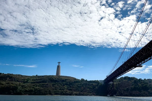 Мост Апреля Лиссабоне — стоковое фото