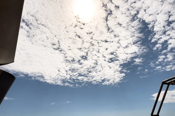 Όμορφο Ουρανό Σύννεφα Και Ήλιο — Φωτογραφία Αρχείου