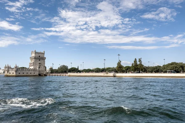 Lizbon 'daki Belem kulesinden bir tur teknesinin görüntüsü