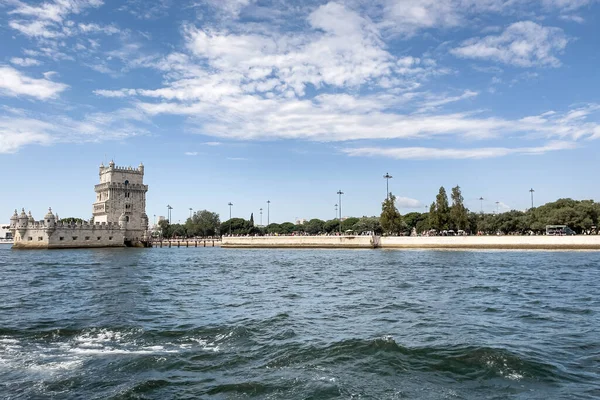 Lizbon 'daki Belem kulesinden bir tur teknesinin görüntüsü