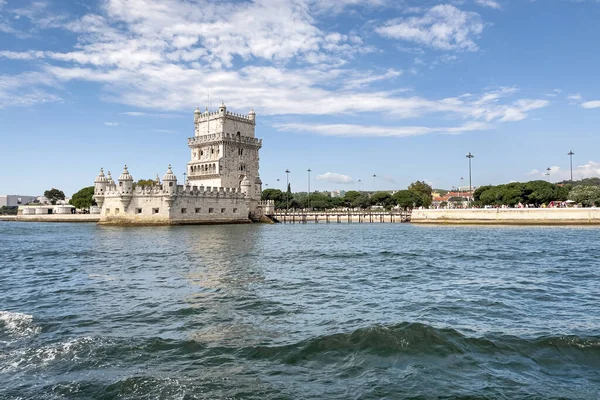 Lizbon 'daki Belem kulesinden bir tur teknesinin görüntüsü