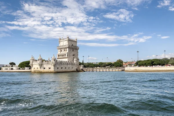 Lizbon 'daki Belem kulesinden bir tur teknesinin görüntüsü