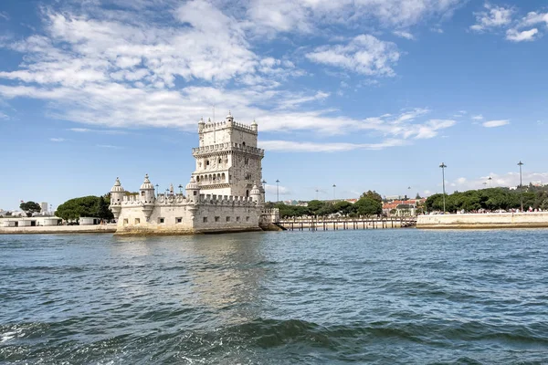 Lizbon 'daki Belem kulesinden bir tur teknesinin görüntüsü