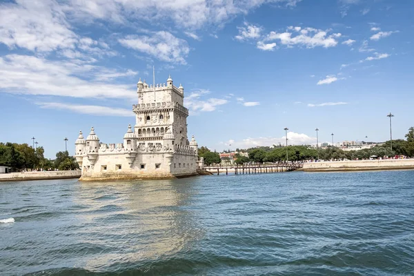 Lizbon 'daki Belem kulesinden bir tur teknesinin görüntüsü