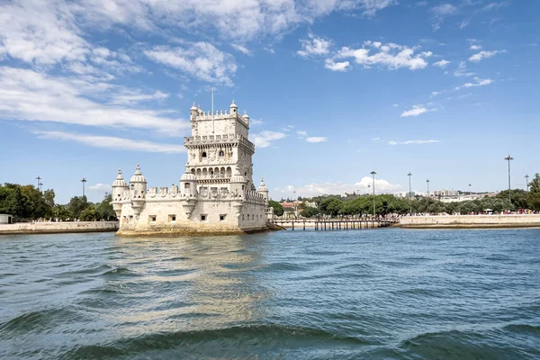 Lizbon 'daki Belem kulesinden bir tur teknesinin görüntüsü