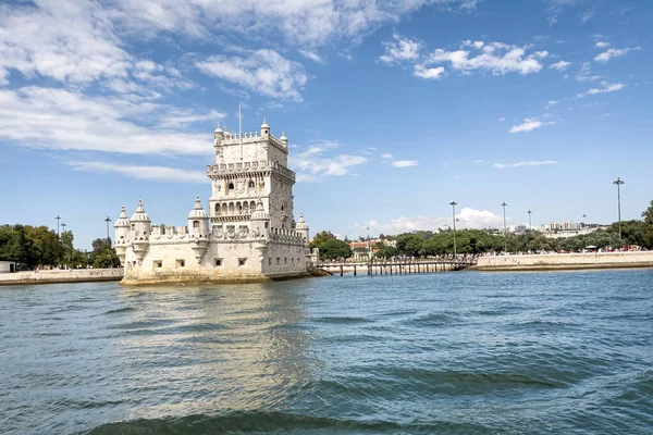 Lizbon 'daki Belem kulesinden bir tur teknesinin görüntüsü