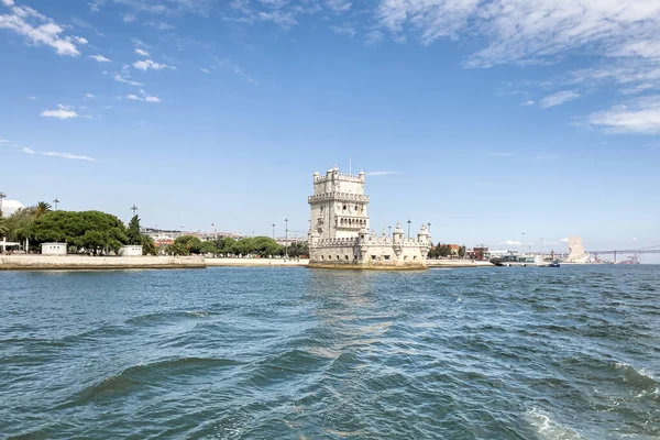 Lizbon 'daki Belem kulesinden bir tur teknesinin görüntüsü