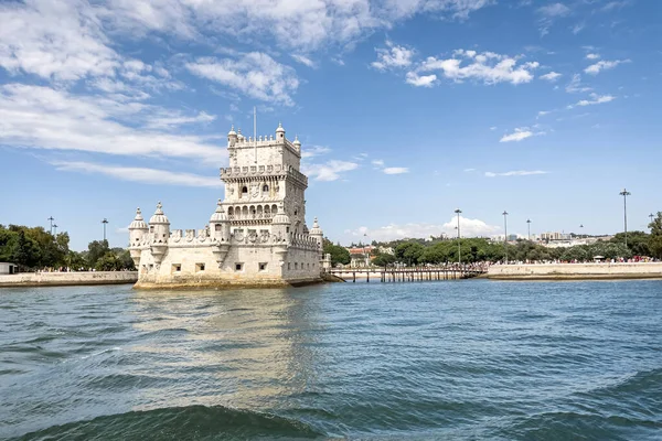 Lizbon 'daki Belem kulesinden bir tur teknesinin görüntüsü