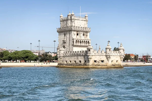 Lizbon 'daki Belem kulesinden bir tur teknesinin görüntüsü