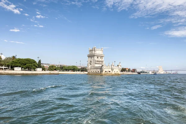 Lizbon 'daki Belem kulesinden bir tur teknesinin görüntüsü